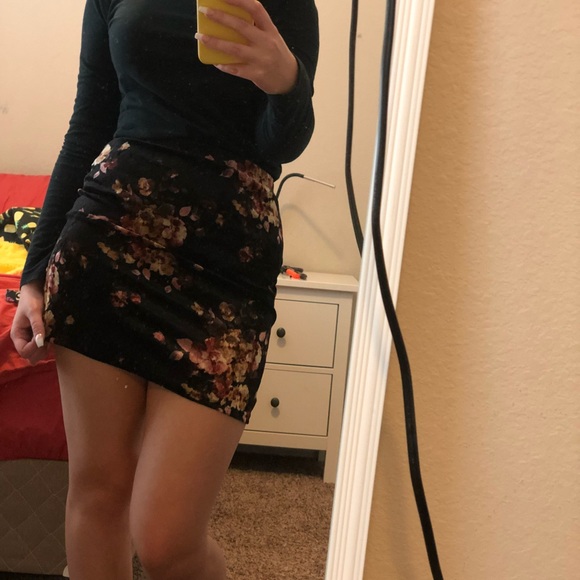 🦄 4/$40 Basic Black Floral Skirt - Picture 2 of 6